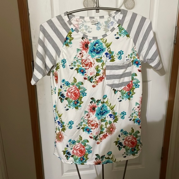 Tops - White/Grey Flower Print T-shirt w/ Pocket